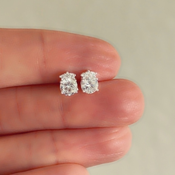 Sterling Silver 1/2 c.t. Stud Earrings - Picture 5 of 16